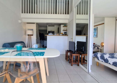 Location pour les vacances à Moliets Plage dans les Landes (40) - Appartement avec cuisine moderne et ouverte. Mezzanine
