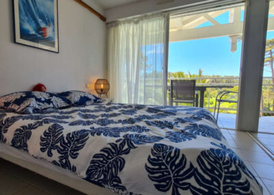 Location pour les vacances à Moliets Plage dans les Landes (40) - Appartement avec une grande chambre donnant sur la terrasse et vue sur le golf