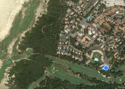 Location pour les vacances à Moliets Plage dans les Landes (40) - Terrasse avec vue sur la piscine et le golf - Notre appartement - 800 m de la page