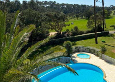 Moliets et Maâ - Location pour les vacances à Moliets Plage dans les Landes (40) - Terrasse avec vue sur la piscine et le golft