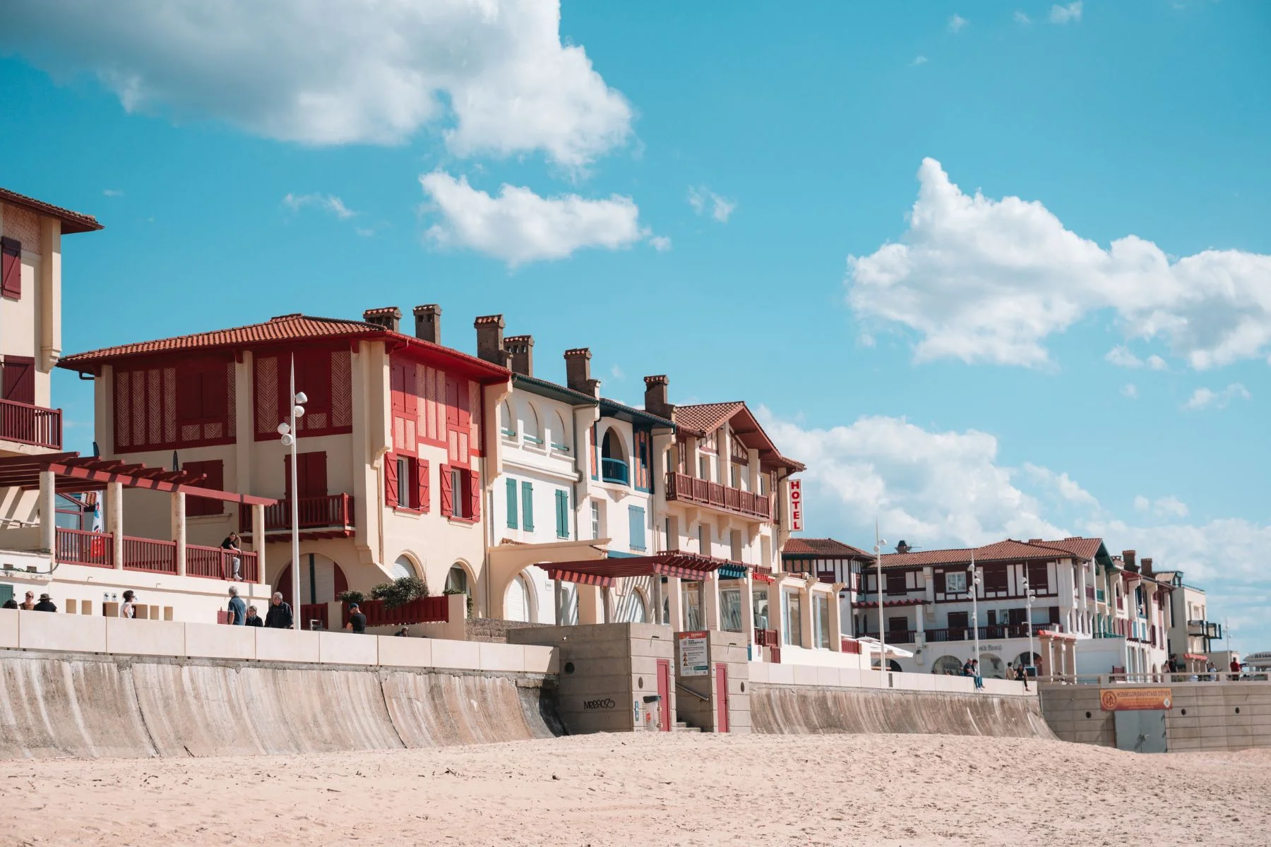 À seulement 30 minutes de route de Moliets & Maa, Hossegor incarne à merveille l’art de vivre landais entre surf, shopping, nature et gastronomie.
